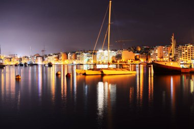 Günbatımı, Sliema, Malta Sliema ve yelken yatta görünümü