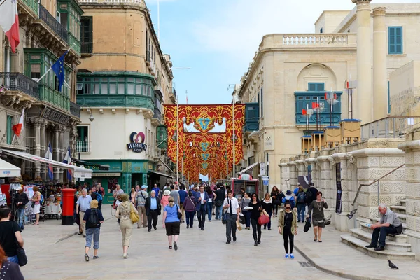 马尔他, 马耳他-4月21日: 游客在 Vallettta 大街上2015年4月21日在马耳他的瓦莱塔。预计将有1600万游客在2015年内访问马耳他。. — 图库照片