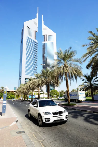 DUBAI, UAE - NOVEMBER 19: The Emirates Towers and BMW X6 SUV on November 19, 2017. The Emirates Towers complex is set in over 570,000 m2 — Stock Photo, Image