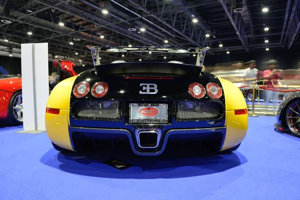 DUBAI, Emirados Árabes Unidos - NOVEMBRO 18: O carro esportivo Bugatti Veyron está na Boulevard of Dreams no Dubai Motor Show 2017 em 18 de novembro de 2017 — Fotografia de Stock