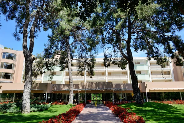 The fir trees and building of luxury hotel, Antalya, Turkey — Stock Photo, Image