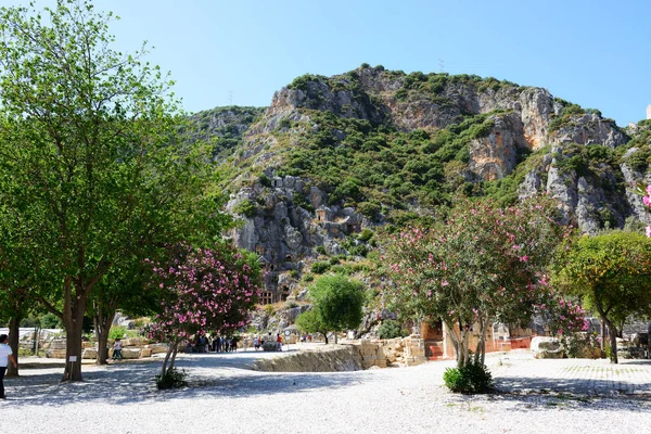 Kaya mezarlarının Myra ve Begonviller ağacında, Antalya, Türkiye — Stok fotoğraf