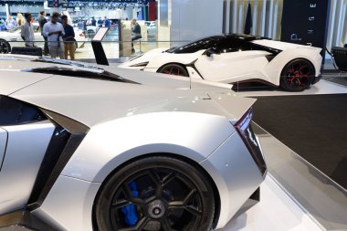 Dubai, Birleşik Arap Emirlikleri - 17 Kasım: Wmotors Lycan ve Fenyr hypersport arabalar olduğunu Dubai Motor Show 2017 üzerinde 17 Kasım 2017 