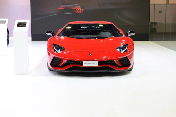 Dubai, Uae - November 17-én: A Lamborghini Aventador S Coupe sportkocsi van a Dubai Motor Show 2017 2017. November 17. — Stock Fotó