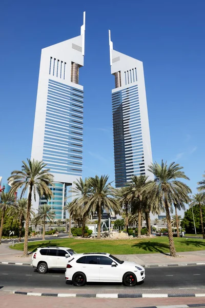 DUBAI, UAE - NOVEMBER 19: The Emirates Towers, Porsche Cayenne SUV on November 19, 2017. The Emirates Towers complex is set in over 570,000 m2 — Stock Photo, Image
