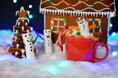 El yapımı yemek likek ev, mag marshmallow kardan adam, Yeni Yıl ağacı, kar dekorasyonu, çelenk kar ve arka plan aydınlatma