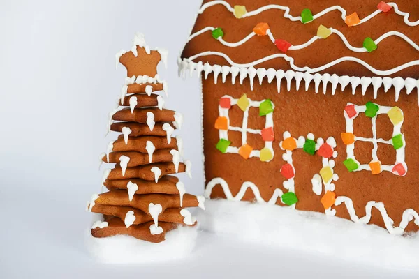 The hand-made eatable gingerbread New Year tree and house in snow decoration — Stock Photo, Image