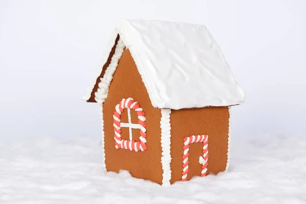 La casa de pan de jengibre hecho a mano y la decoración de la nieve — Foto de Stock