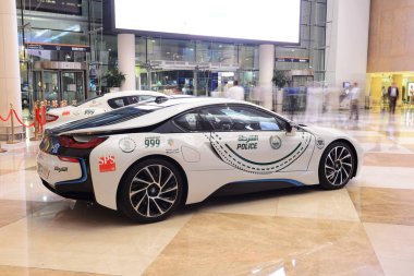 Dubai Polisi 'nin BMW i8 elektrikli arabası 16 Kasım 2019' da Dubai Motor Show 2019 'da bulunmaktadır. 