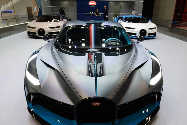 ДУБАЙ, ОАЭ - 16 НОЯБРЯ: Спортсмены Bugatti Divo и Chiron на автосалоне в Дубае 16 ноября 2019 года — стоковое фото