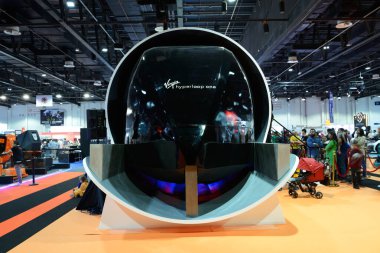 DUBAI, BAE - 16 Kasım 2019 'da Dubai Motor Show 2019' da Bakire Hiperdöngü 1 prototipi ve insanlar arabanın içini test etmek için kuyruktalar.