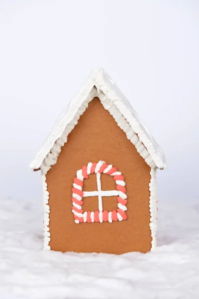 La casa de pan de jengibre hecho a mano y la decoración de la nieve — Foto de Stock