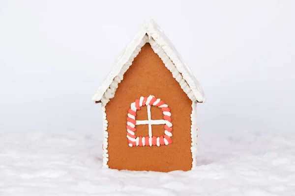 Yenilebilir gingerbread el yapımı ev ve kar dekorasyon — Stok fotoğraf