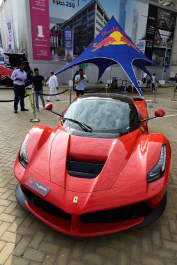 DUBAI, BAE - 16 Kasım 2019 tarihinde Ferrari LaFerrari spor arabası Dubai Motor Show 2019 'dadır. 