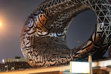 DUBAI, BAE - 15 Kasım 2019 'da Dubai, BAE' de Geleceğin Müzesi 'nin gece aydınlığında inşaatı