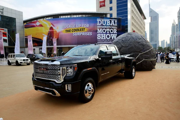 Dubai, Uae - 16 november: De Gmc Denali truck staat op het Dubai Motor Show 2019 op 16 november 2019 — Stockfoto
