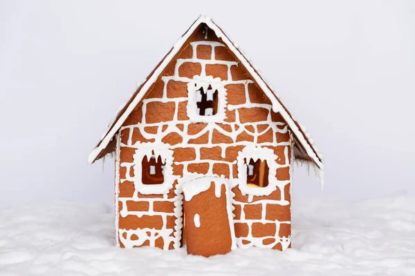 A casa de gengibre comestível feita à mão e a decoração de neve — Fotografia de Stock