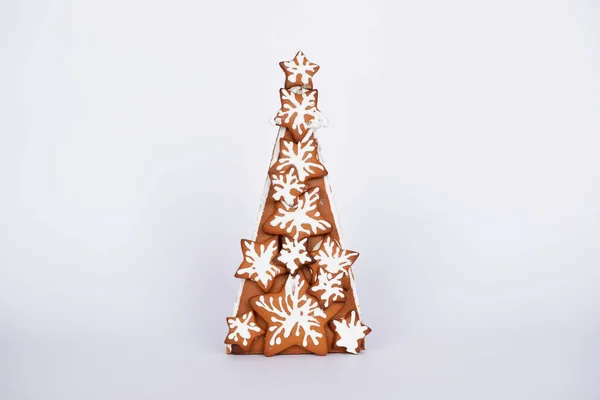 The hand-made eatable gingerbread New Year tree in snow decoration — Stock Photo, Image