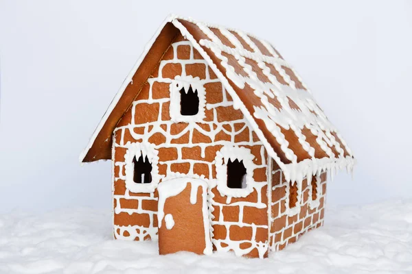 De handgemaakte eetbaar peperkoek huis en sneeuw decoratie — Stockfoto