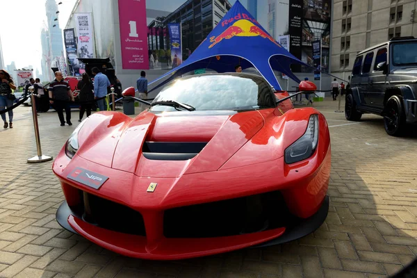 DUBAI, UAE - NOVEMBER 16: The Ferrari LaFerrari sportscar is on Dubai Motor Show 2019 년 11 월 16 일 — 스톡 사진