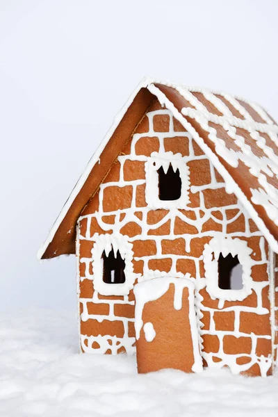 The hand-made eatable gingerbread house and snow decoration — Stock Photo, Image