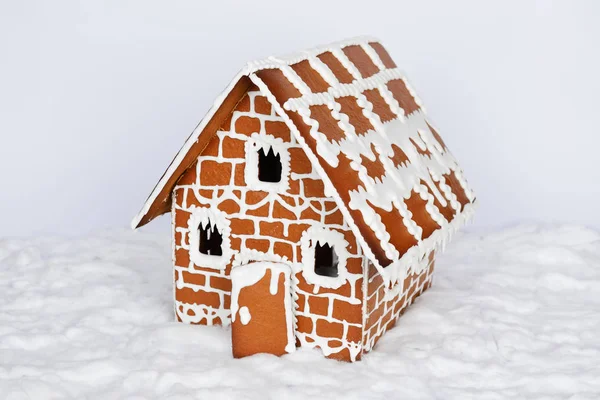 Das handgemachte, essbare Lebkuchenhaus und die Dekoration aus Schnee — Stockfoto