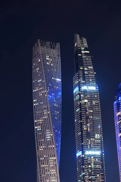 DUBAI, Emiratos Árabes Unidos - 15 de noviembre: La iluminación nocturna de Dubai Marina y Cayan Tower el 15 de noviembre de 2019 en Dubai, Emiratos Árabes Unidos — Foto de Stock