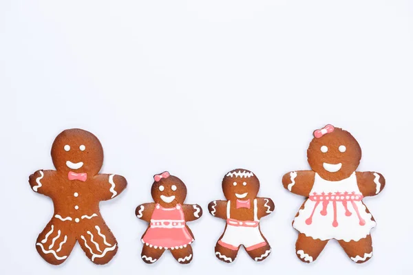 白色背景的手工制作的可食用姜饼家庭 — 图库照片