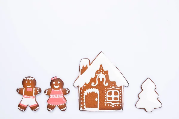 Das handgemachte Lebkuchenhaus, kleine Männer auf weißem Hintergrund — Stockfoto