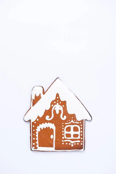 La casa de pan de jengibre comestible hecho a mano sobre fondo blanco — Foto de Stock