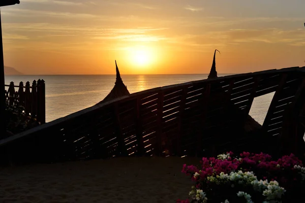 Pláž v luxusním hotelu při východu slunce, Sharm el Sheikh, Egypt — Stock fotografie