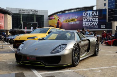 DUBAI, BAE - 16 Kasım 2019 tarihinde Porsche 918 Spyder Sportscar Dubai Motor Show 2019 'dadır. 