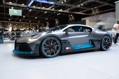DUBAI, BAE - 16 Kasım 2019 'da Dubai Motor Show 2019' da Bugatti Divo Spor Yarası 