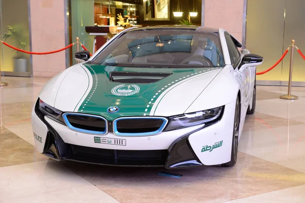 DUBAI, Emirados Árabes Unidos - NOVEMBRO 16: O carro elétrico BMW i8 da Polícia de Dubai está no Dubai Motor Show 2019 em 16 de novembro de 2019 — Fotografia de Stock