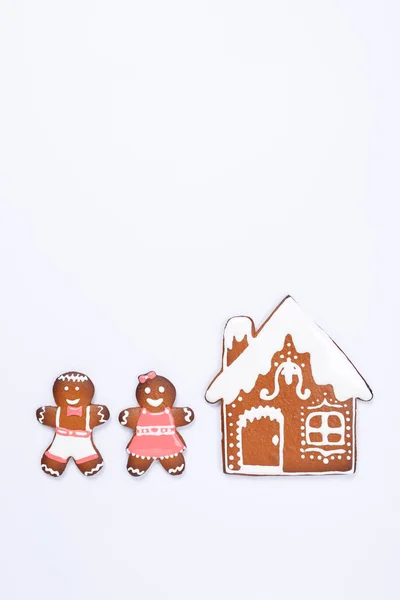 The hand-made eatable gingerbread house, little men on white background — Stock Photo, Image