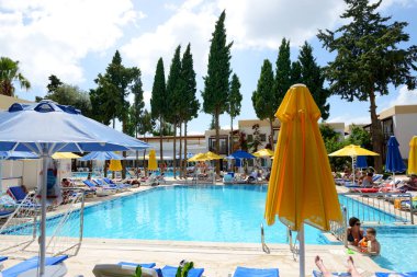 BODRUM, TURKEY - 23 Mayıs 2013 'te Türkiye' nin Bodrum kentinde tatil yapan turistler. Türkiye 'yi 2013 yılında 36 milyondan fazla turist ziyaret etti