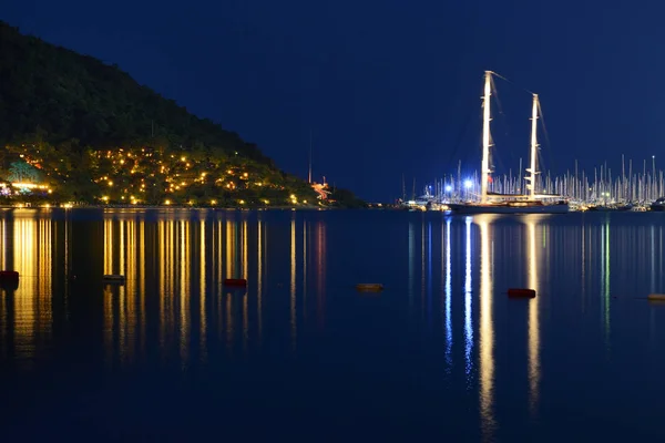 Jachten op de pier en het strand in nacht verlichting, marmaris, Turkije — Stockfoto
