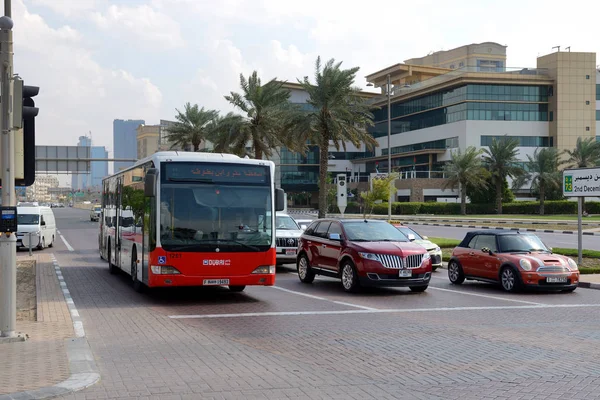 Dubai, uae - 16. November: der öffentliche Bus und die Autos von dubai stehen am 16. November 2019 auf der Straße — Stockfoto