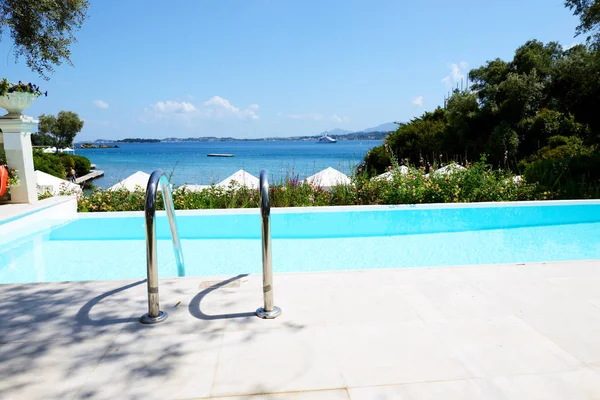 La vista sobre la piscina y la playa, isla de Corfú, Grecia — Foto de Stock