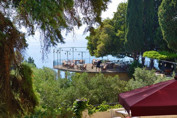 Restauracja z widokiem na morze w Achilleion, wyspa Korfu, Grecja — Zdjęcie stockowe
