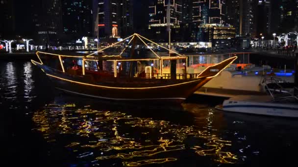 Dubai Uae November Nachtverlichting Van Dubai Marina Traditionele Dhow Boot — Stockvideo