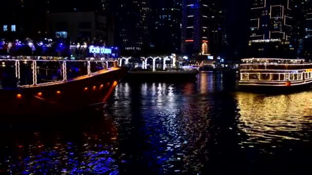 Dubai Uae November Nachtverlichting Van Dubai Marina Traditionele Dhow Boot — Stockvideo