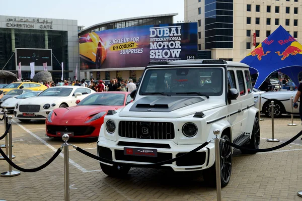 Dubai, uae - 16. November: die brabus g-wagen, ferrari 812 superfast und bentley continental gt sportcars sind auf der Dubai Motor Show 2019 am 16. November 2019 — Stockfoto