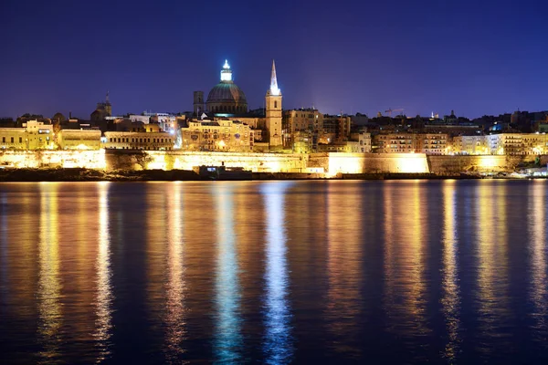 A vista sobre Valletta em iluminação noturna, Sliema, Malta — Fotografia de Stock