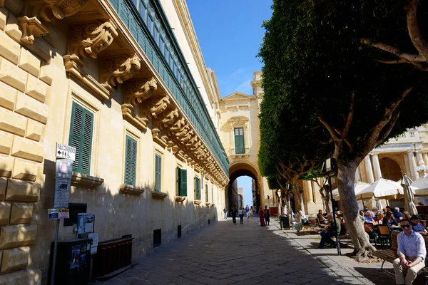 VALLETTA, MALTA - APRIL 21: The tourists are on the street of Vallettta on April 21, 2015 in Valletta, Malta. More then 1,6 mln tourists is expected to visit Malta in year 2015. — Stock Photo, Image