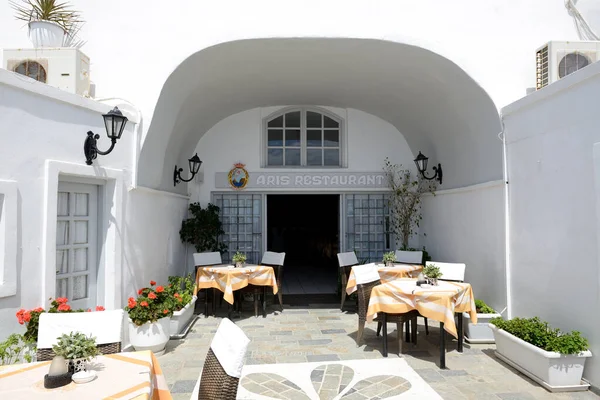 FIRA, GRECIA - 17 DE MAYO: La terraza exterior del restaurante Aris el 17 de mayo de 2014 en Fira, Grecia. Se espera que hasta 16 millones de turistas visiten Grecia en 2014 . — Foto de Stock