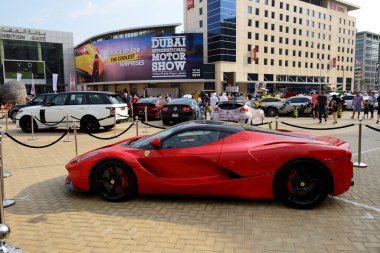 DUBAI, BAE - 16 Kasım 2019 tarihinde Ferrari LaFerrari spor arabası Dubai Motor Show 2019 'dadır. 