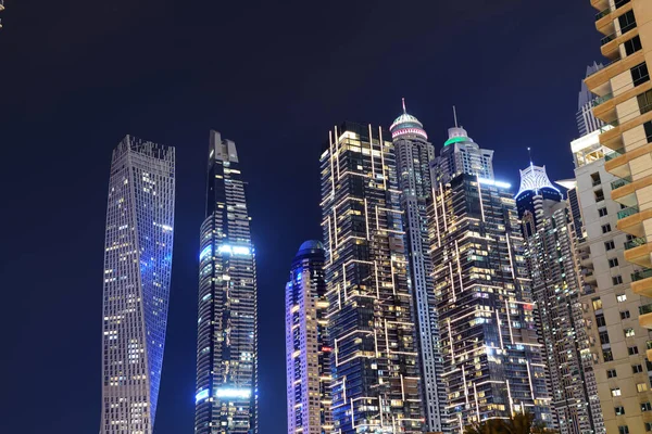 DUBAI, Emirados Árabes Unidos - NOVEMBRO 15: A iluminação noturna de Dubai Marina e Cayan Tower em 15 de novembro de 2019 em Dubai, Emirados Árabes Unidos — Fotografia de Stock