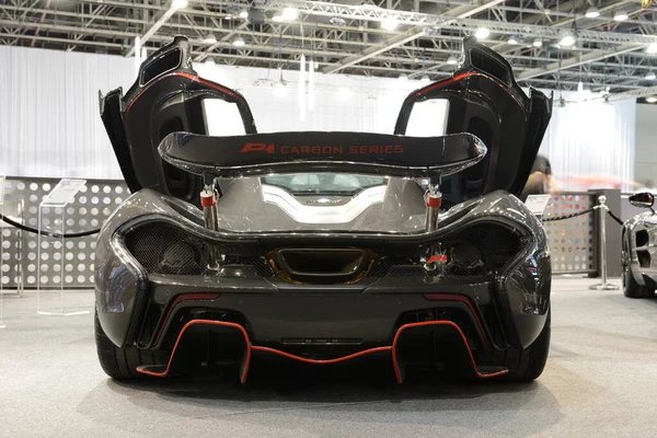 DUBAI, Émirats arabes unis - 16 NOVEMBRE : La McLaren P1 est au Salon de Dubaï 2019 le 16 novembre 2019 — Photo