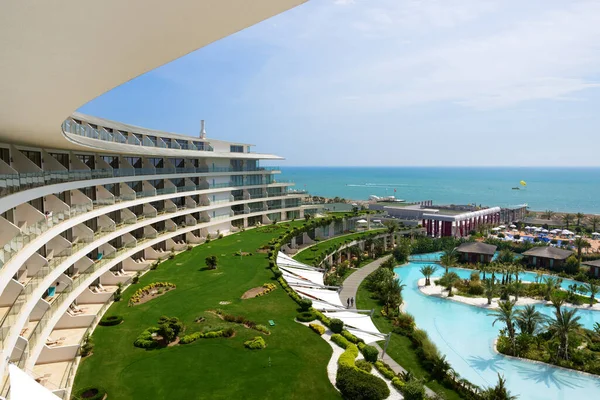 ANTALYA, TURKEY - APRIL 21: The building and beach of Maxx Royal Belek luxury hotel on April 21, 2014 in Antalya, Turkey. More then 36 mln tourists have visited Turkey in year 2014. — 图库照片